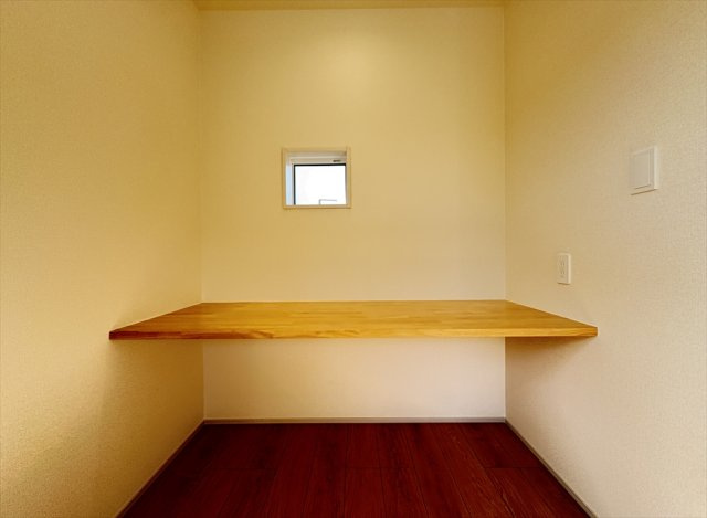 【洋室】 | 志木市上宗岡3丁目　新築一戸建住宅　全1棟　(志木本店) | 主寝室に設けられたカウンターはテレワークスペースや家事スペースにも便利。カウンター近くにコンセントがあるのでアイロンがけもできますよ。