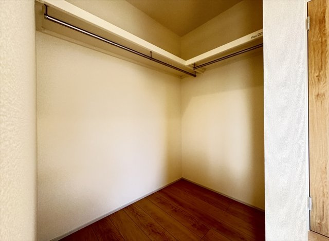 【収納】 | 志木市上宗岡3丁目　新築一戸建住宅　全1棟　(志木本店) | カウンターの近くにWICがあるので、アイロンをかけ終わった衣類もすぐに収納できます。
オープン型なので扉開閉分のスペースも不要、さらに湿気がこもりにくく衣類や革製品などの保管も安心です。