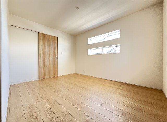 【洋室】 | 志木市上宗岡3丁目　新築一戸建住宅　全1棟　(志木本店) | 6.2帖の洋室は引き戸を採用しているのでドアを開けて換気をしてても通路の邪魔になりません。
また両手がふさがってても開閉しやすいのもポイントです。