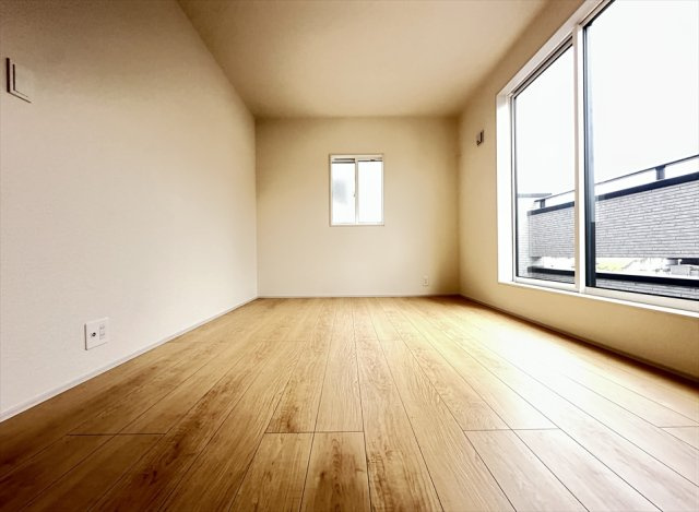 【洋室】 | 志木市上宗岡3丁目　新築一戸建住宅　全1棟　(志木本店) | バルコニーに面した6帖の洋室。外からの視線を気にせずのびのびお過ごしいただけます。