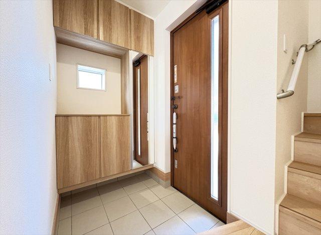 【玄関】 | 志木市上宗岡3丁目　新築一戸建住宅　全1棟　(志木本店) | 2方向から優しい光が入り明るい玄関。
お出かけ前の身だしなみチェックにも便利な鏡面付シューズボックスです。