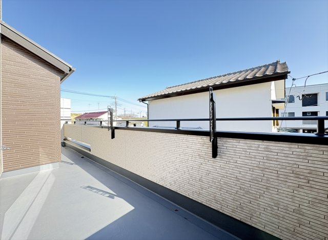 【バルコニー】 | 志木市上宗岡3丁目　新築一戸建住宅　全1棟　(志木本店) | 2部屋から行き来できるワイドバルコニー。お洗濯やお布団などたっぷり干せます。