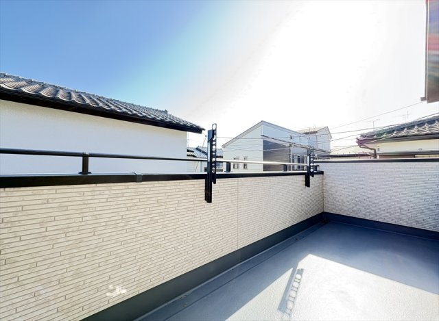 【バルコニー】 | 志木市上宗岡3丁目　新築一戸建住宅　全1棟　(志木本店) | バルコニーには水栓が付いているので掃除や家庭菜園に便利。