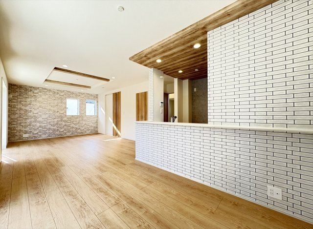 【居間・リビング】 | 志木市上宗岡3丁目　新築一戸建住宅　全1棟　(志木本店) | アクセントクロスや折上天井でメリハリのあるファミリー空間。