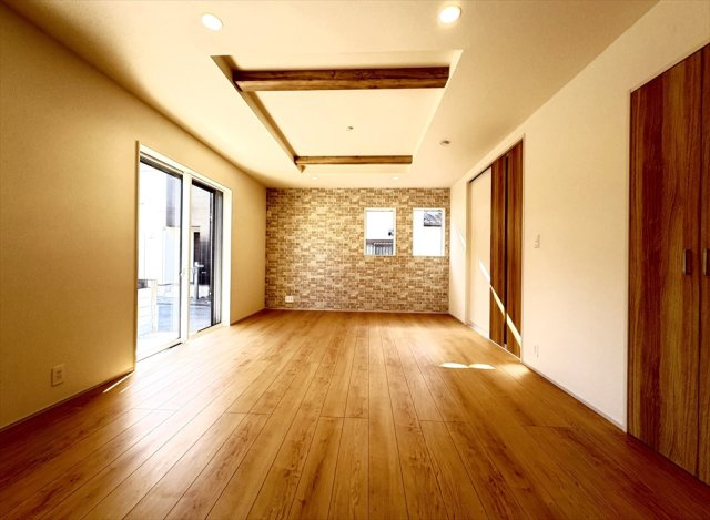【居間・リビング】 | 志木市上宗岡3丁目　新築一戸建住宅　全1棟　(志木本店) | 開放感を演出する折上天井。