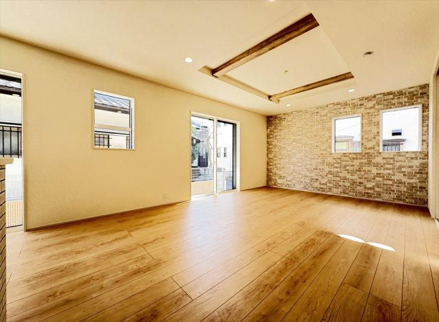 【居間・リビング】 | 志木市上宗岡3丁目　新築一戸建住宅　全1棟　(志木本店) | 窓が多く、自然光がたっぷり入る明るく開放的なリビング。