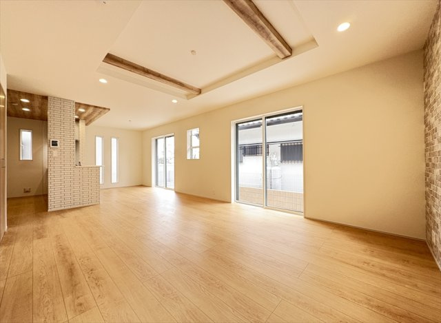 【居間・リビング】 | 志木市上宗岡3丁目　新築一戸建住宅　全1棟　(志木本店) | ダイニングとリビングが自然と分かれるので生活空間のメリハリも生まれます。