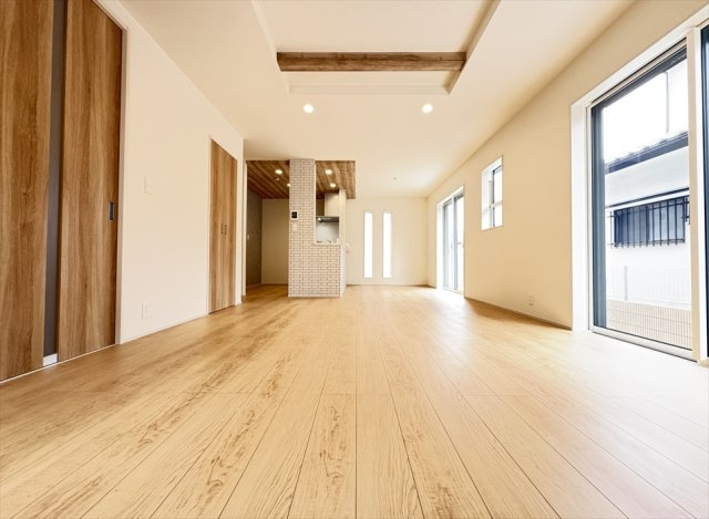 【居間・リビング】 | 志木市上宗岡3丁目　新築一戸建住宅　全1棟　(志木本店) | 通りからは室内が見えないので家族のプライバシーも守れます。