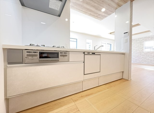 【キッチン】 | 志木市上宗岡3丁目　新築一戸建住宅　全1棟　(志木本店) | お料理中でも家族との会話を楽しめる対面キッチン。キッチンからリビング全体が見渡せるので家族のコミュニケーションも取りやすく、子育てにも便利です。