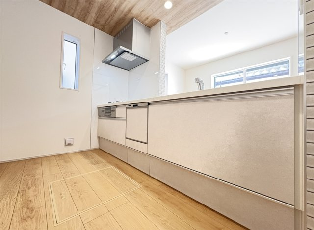 【キッチン】 | 志木市上宗岡3丁目　新築一戸建住宅　全1棟　(志木本店) | 忙しい朝や子育てに忙しいご家庭に便利な食洗機付。食器洗いの手間が省けるので、その分家族との時間や「自分時間」を増やせます。