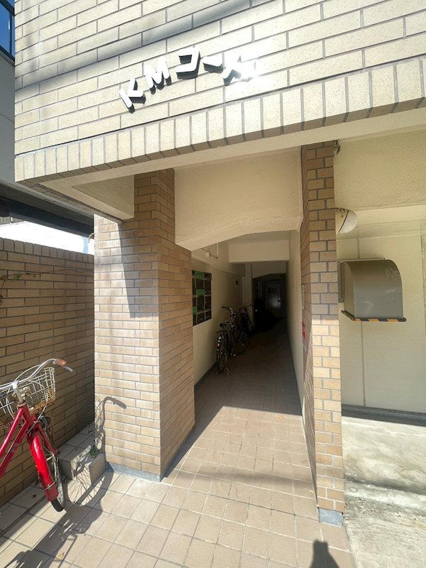 KMコートのエントランス