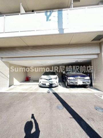 エスタート塚本の駐車場|車をお持ちの方に嬉しい駐車場付きの物件です