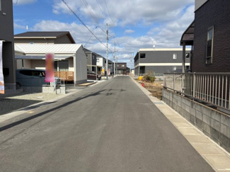 【前面道路含む現地写真】 | 新築　クレイドルガーデン玉島乙島第11　全2棟 | 前面道路は西側で幅員約4.6ｍの公道です。