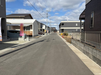 【前面道路含む現地写真】 | 新築　クレイドルガーデン玉島乙島第11　全2棟 | 前面道路は西側で幅員約4.6ｍの公道です。