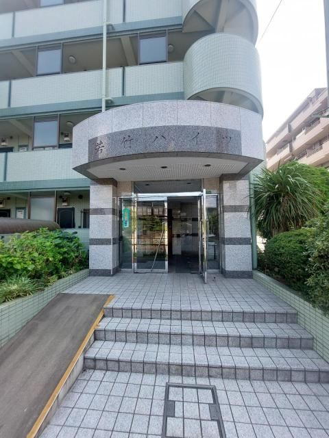 若竹ハイツのエントランス