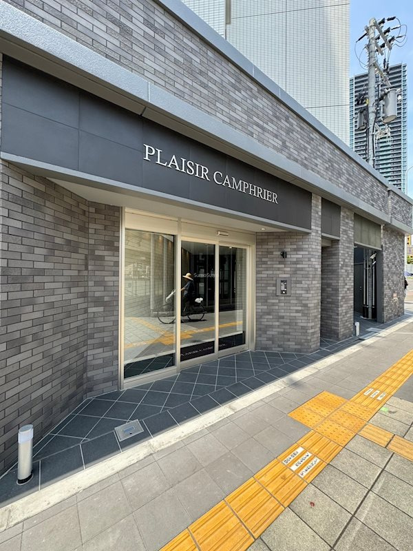 PLAISIR CAMPHRIERのエントランス|建物の内部です