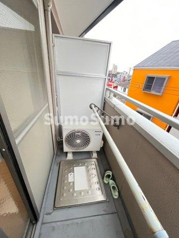 KマンションJINのバルコニー|外からの目が気にならないバルコニーで洗濯物が干せます