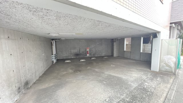 五本木アパートメンツの駐車場