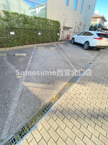ファーストコーポ西宮北口の駐車場