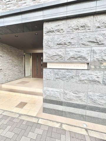 プレサンスグラン川名のエントランス