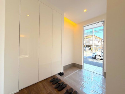 【玄関】 | シンプルモダンなデザイナーズハウス／鶴見区汐入町