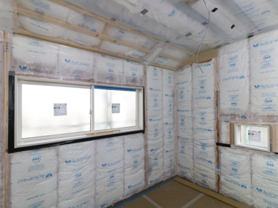 【構造・工法・仕様】 | 断熱性能の高さはもちろん、気密性の高い家を実現するグラスウール断熱。冷暖房の効率をあげ光熱費の節約につなげることもできます。