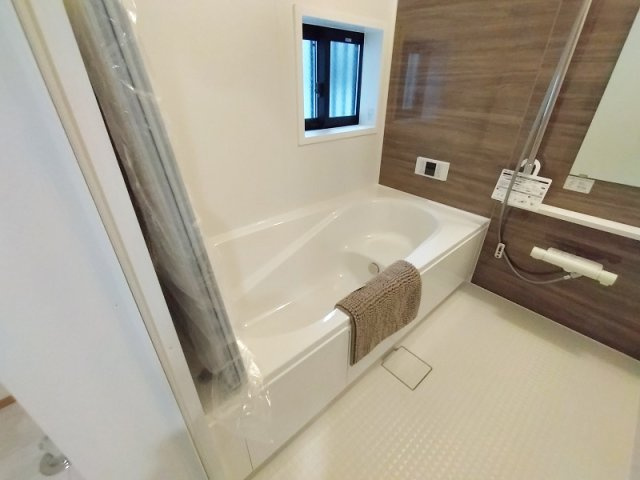 【浴室】 | 練馬区南大泉1丁目　新築一戸建住宅　全2棟　(保谷店) | 1日の疲れを癒す広々としたバスルーム。浴室乾燥機が備わり、防カビ対策や雨の日のお洗濯にも活躍いたします。※画像内の家具・小物類等は販売対象外です。