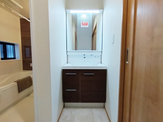 【独立洗面台】 | 練馬区南大泉1丁目　新築一戸建住宅　全2棟　(保谷店) | 洗面台には大きく見やすい三面鏡が付いているので、身支度がスムーズに行えます。※画像内の家具・小物類等は販売対象外です。