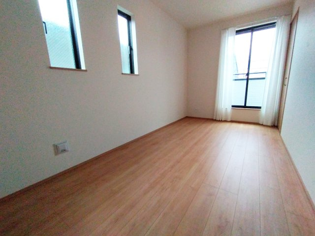 【寝室】 | 練馬区南大泉1丁目　新築一戸建住宅　全2棟　(保谷店) | 2階6.25帖/落ち着いた色味のクロスとフローリングでほっと一息つける空間。