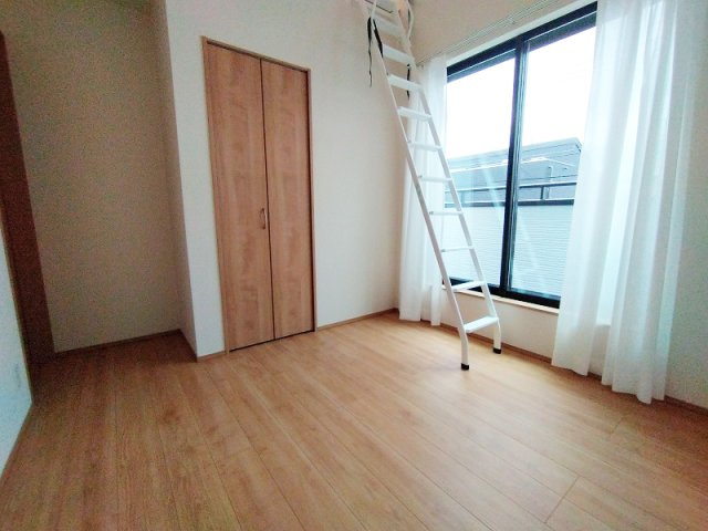 【洋室】 | 練馬区南大泉1丁目　新築一戸建住宅　全2棟　(保谷店) | 2階5.25帖/2面採光につき暖かな陽射しが差し込みます。