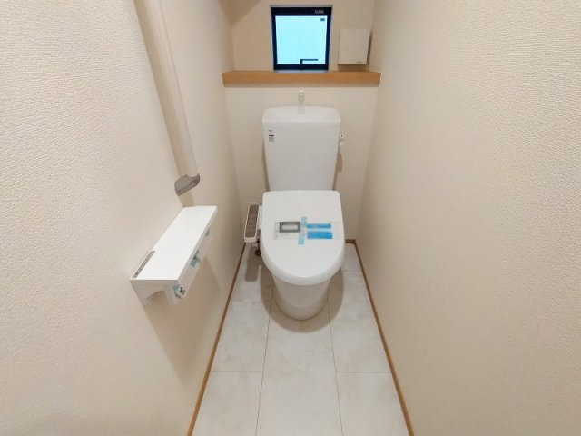 【トイレ】 | 練馬区南大泉1丁目　新築一戸建住宅　全2棟　(保谷店) | 温水洗浄機能付、清潔感のあるトイレ。