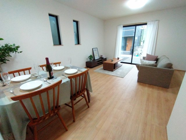 【居間・リビング】 | 練馬区南大泉1丁目　新築一戸建住宅　全2棟　(保谷店) | 広々としたリビングはソファーなどの家具もラクラク置くことができます。※画像内の家具・小物類等は販売対象外です。
