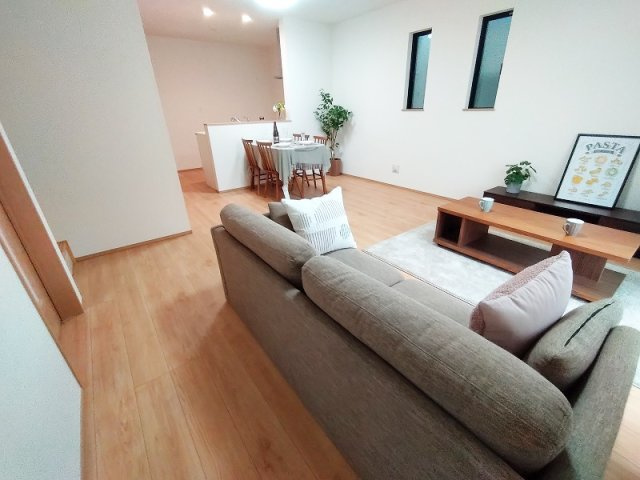 【居間・リビング】 | 練馬区南大泉1丁目　新築一戸建住宅　全2棟　(保谷店) | 帰宅後、自室へ向かう際にリビングを通るためご家族との仲が一層深まりそうです。※画像内の家具・小物類等は販売対象外です。