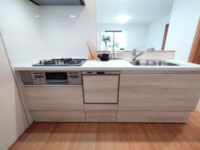 【キッチン】 | 練馬区南大泉1丁目　新築一戸建住宅　全2棟　(保谷店) | 作業をしつつ、ご家族との会話を楽しめる対面式キッチン。※画像内の家具・小物類等は販売対象外です。