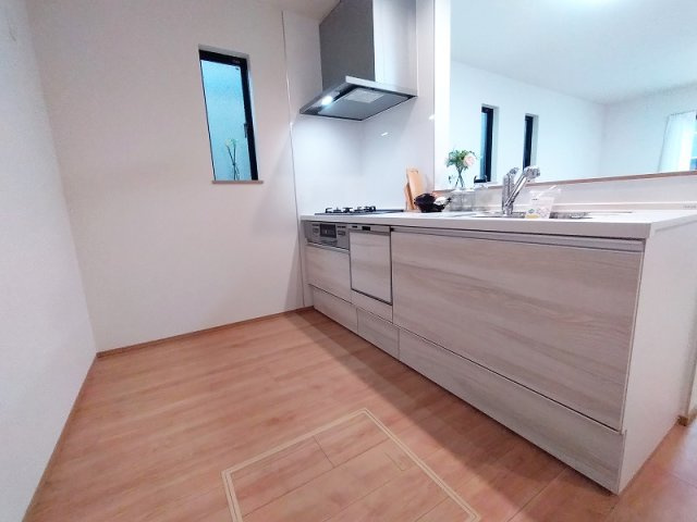 【キッチン】 | 練馬区南大泉1丁目　新築一戸建住宅　全2棟　(保谷店) | お皿洗いの時短が叶う食洗機付き！忙しい子育て世帯を応援する快適な設備仕様です。※画像内の家具・小物類等は販売対象外です。