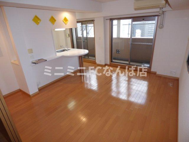 プレサンス本町リアルシティの居間・リビング