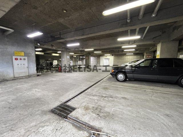 第２秋山ビルディング　１Fの駐車場