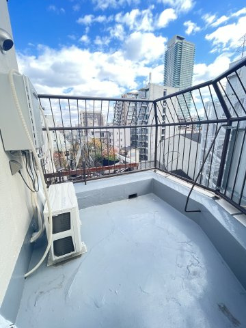 アーティスト神戸三ノ宮ビルのバルコニー