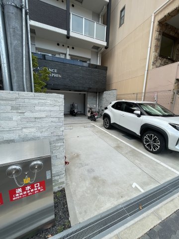 アドバンス神戸セラフィムの駐車場
