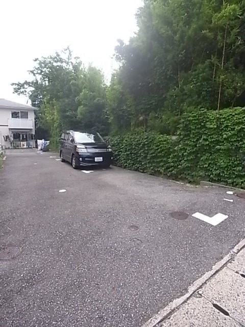 ヴィラ若木の駐車場