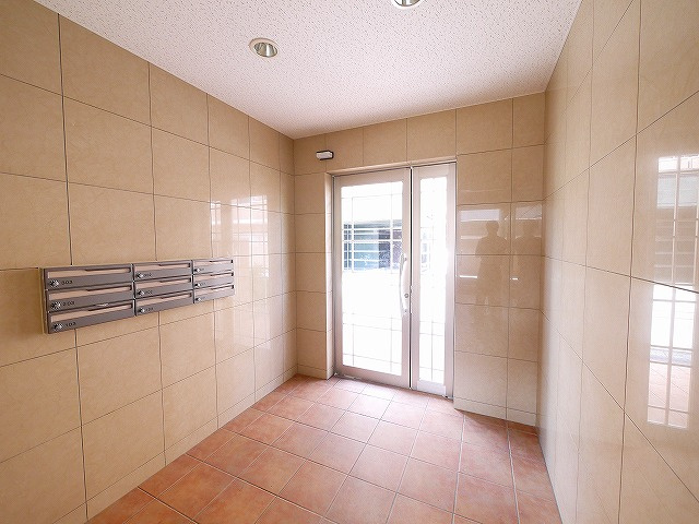 エフラス富雄のエントランス|建物の内部です