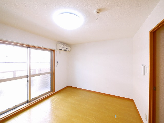 エフラス富雄の洋室