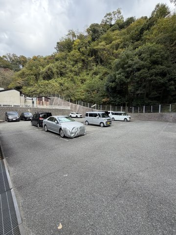 イーストヒルズ平野の駐車場