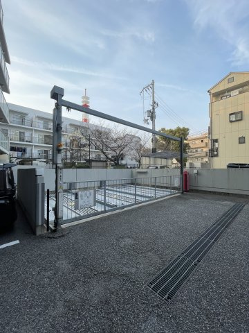 アルファレガロ神戸WESTの駐車場
