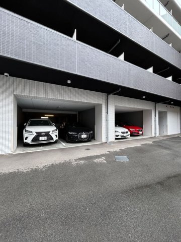 アドバンス神戸レイソレの駐車場