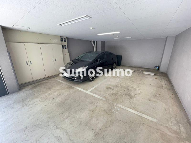 アーデン堺筋本町の駐車場