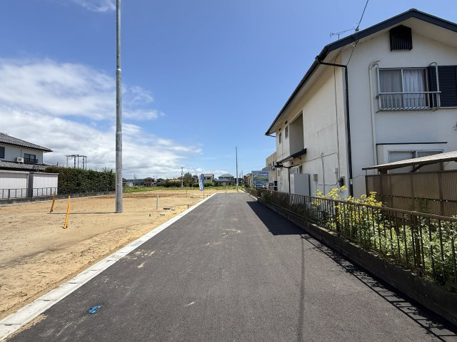 東金市田間Y区／建築条件付き売地の前面道路含む現地写真