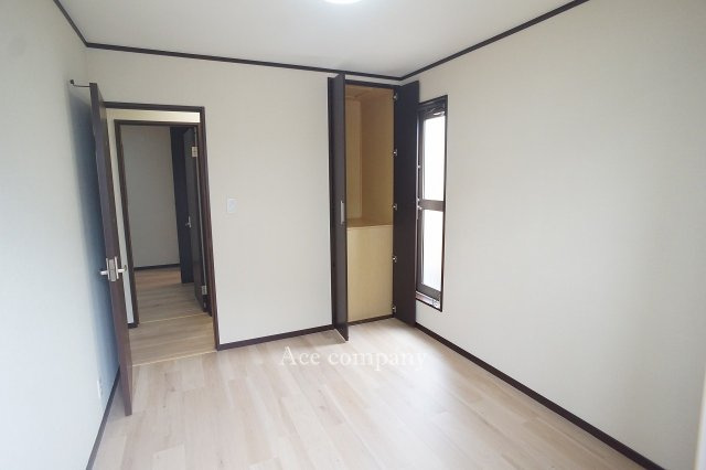 【子供部屋】 | 東大阪市古箕輪1丁目 | 【2階：洋室5.25帖】階段上、床上げ物入収納あります。収納前の勝手口から西側のバルコニーに出入りできます☆