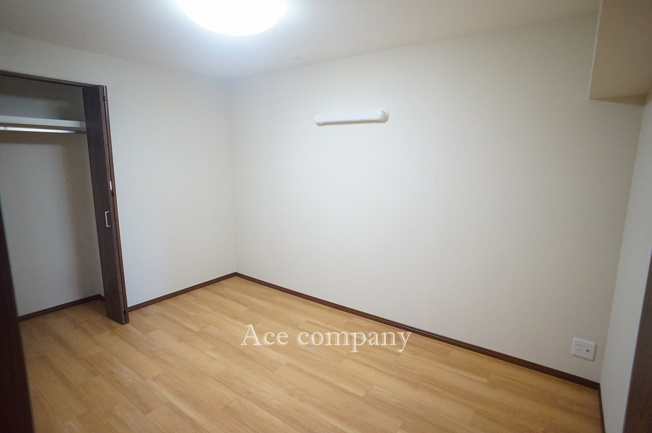 【子供部屋】 | ファミリーコーポ今福 | 【中央洋室：約4.5帖】クローゼット完備です♪