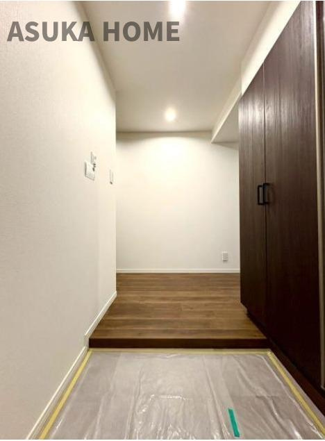 コスモ井土ヶ谷グランヒルズ9号棟の玄関|天井まである玄関収納がご家族の靴もスッキリと収まりそうですね。